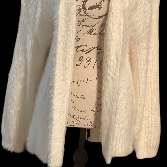 Love Tree NWOT Warm White Loose-fitting Furry Sweater size Small - Picture 6 of 6